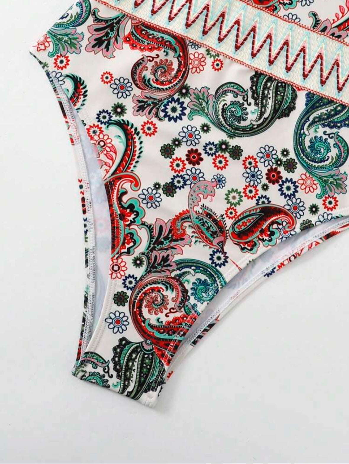 Une pièce paisley à chevron
