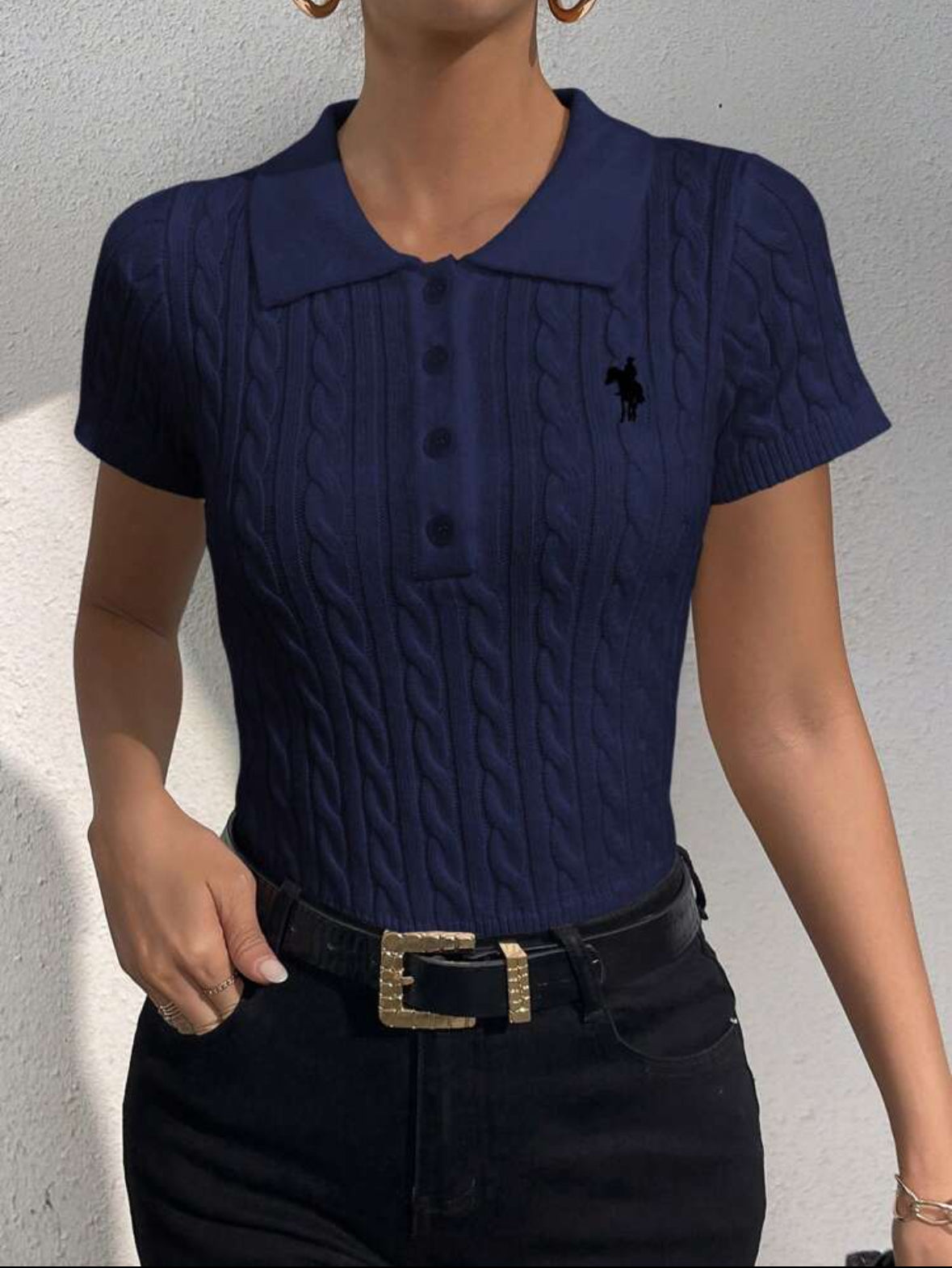 T-shirt court en tricot avec boutons et broderie