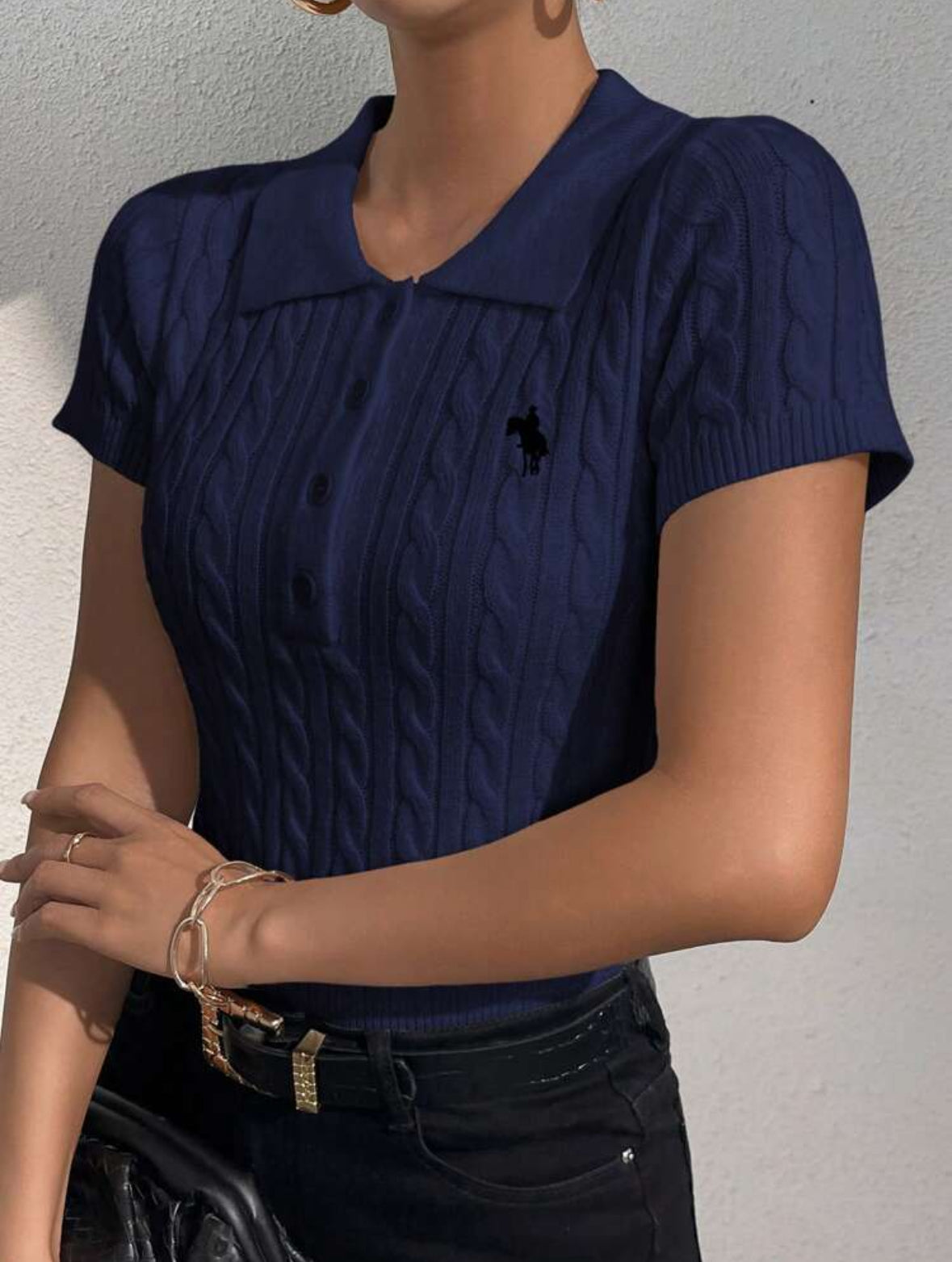 T-shirt court en tricot avec boutons et broderie