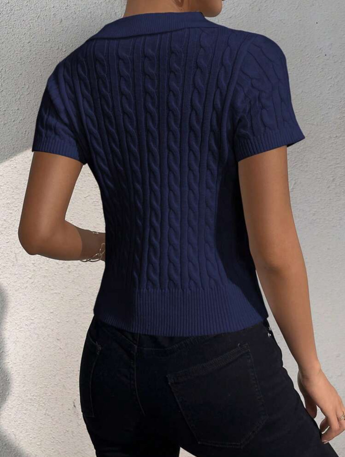 T-shirt court en tricot avec boutons et broderie