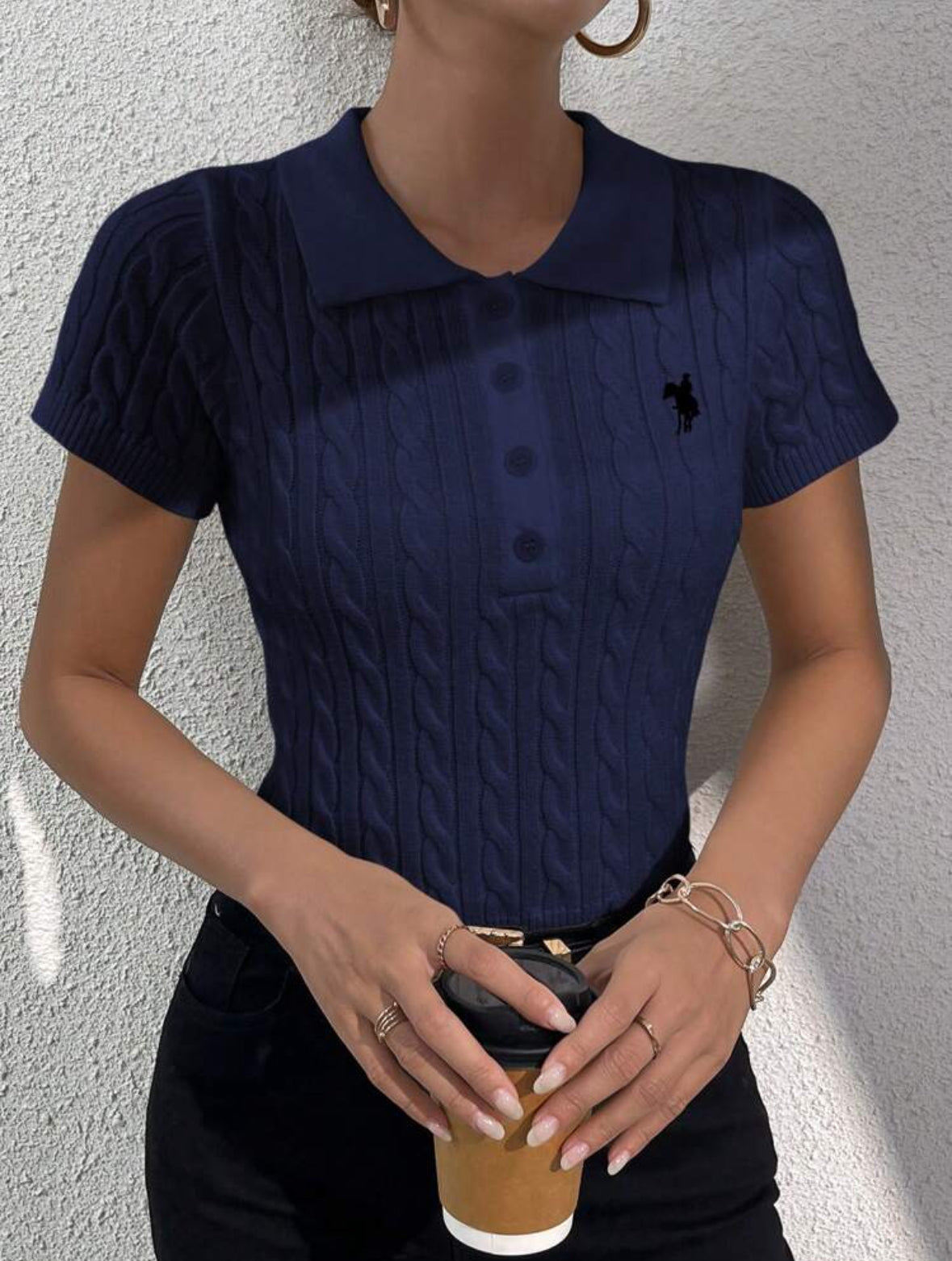 T-shirt court en tricot avec boutons et broderie