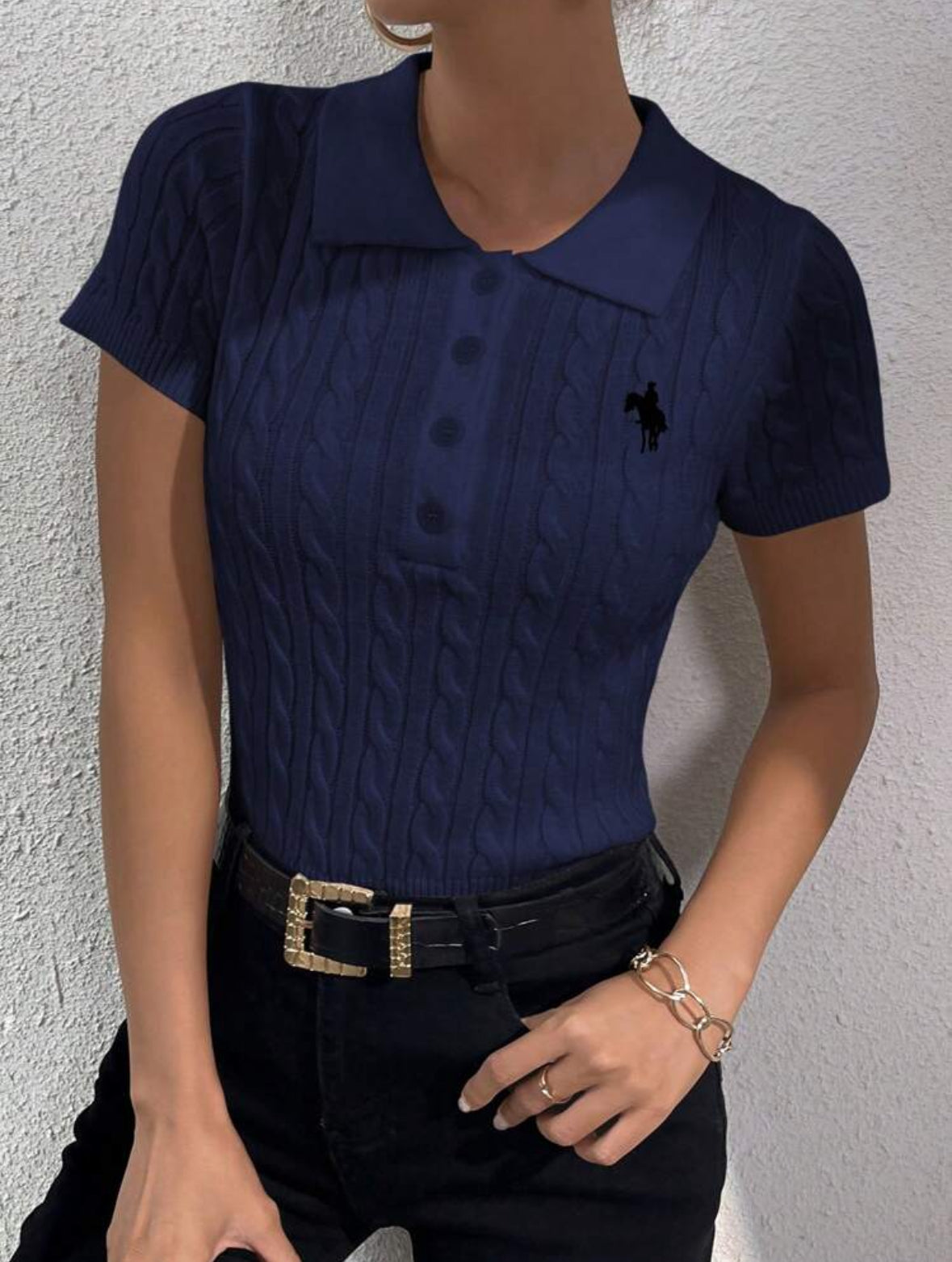 T-shirt court en tricot avec boutons et broderie