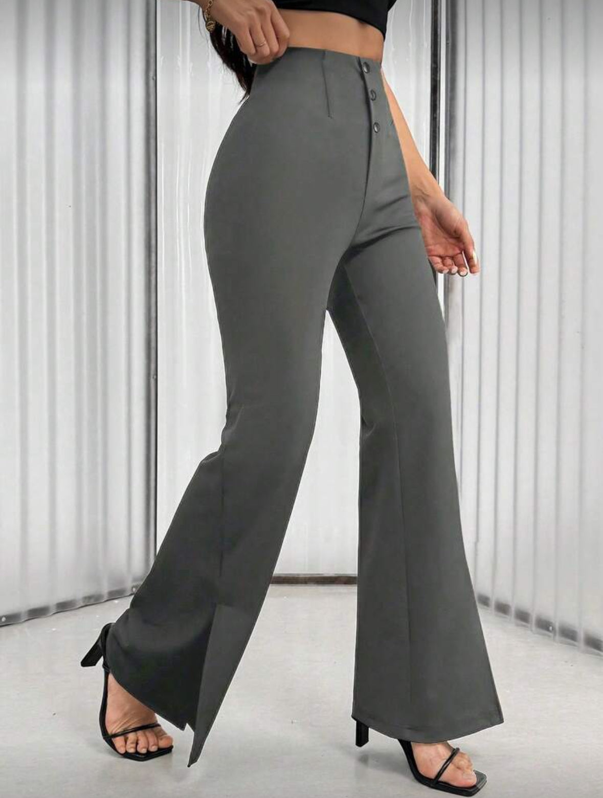 Pantalon élégant à jambe évasée