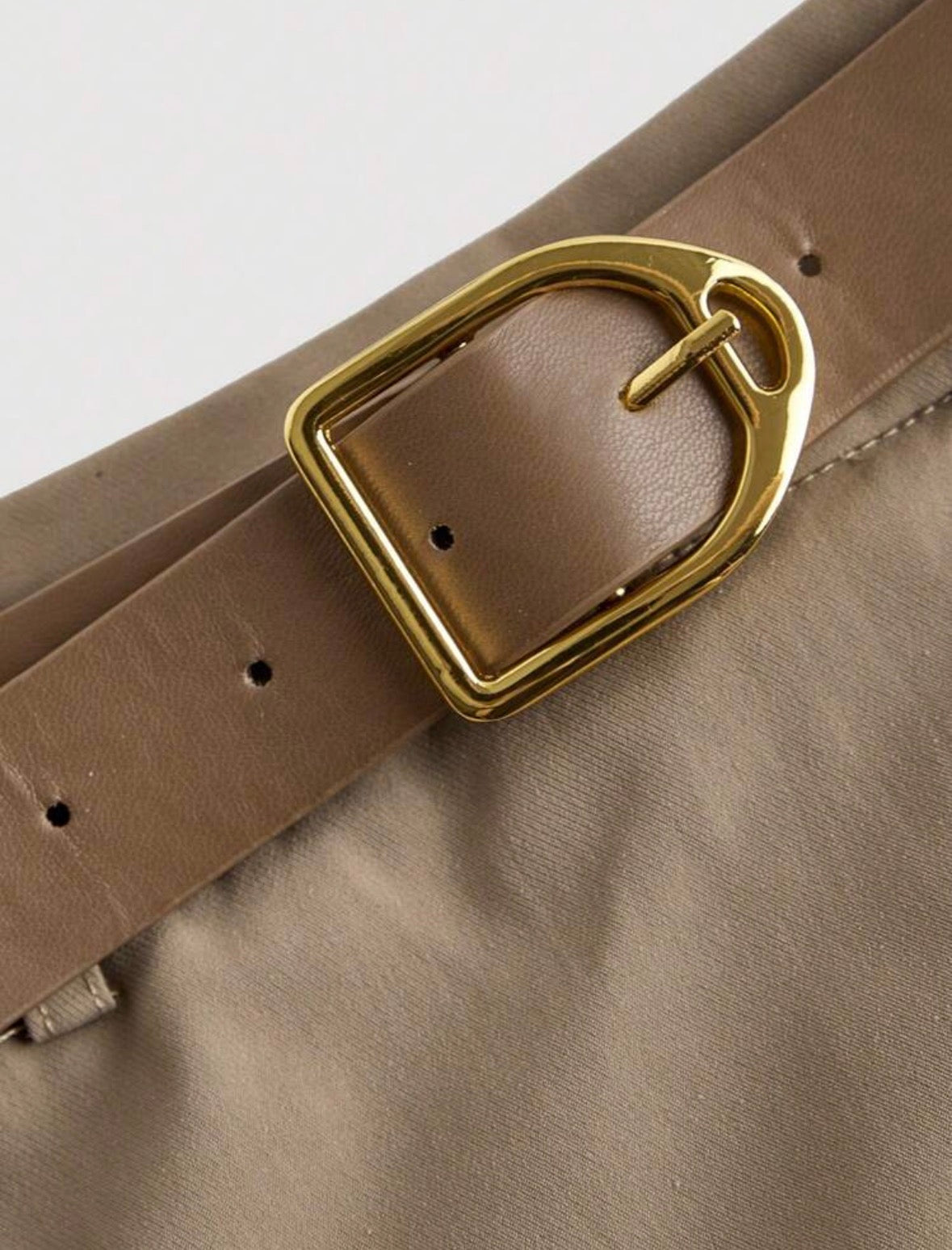 Short élégant avec sangle