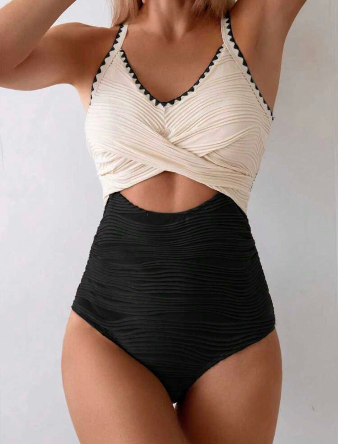 Une pièce ondulé, avec croisement (Noir)